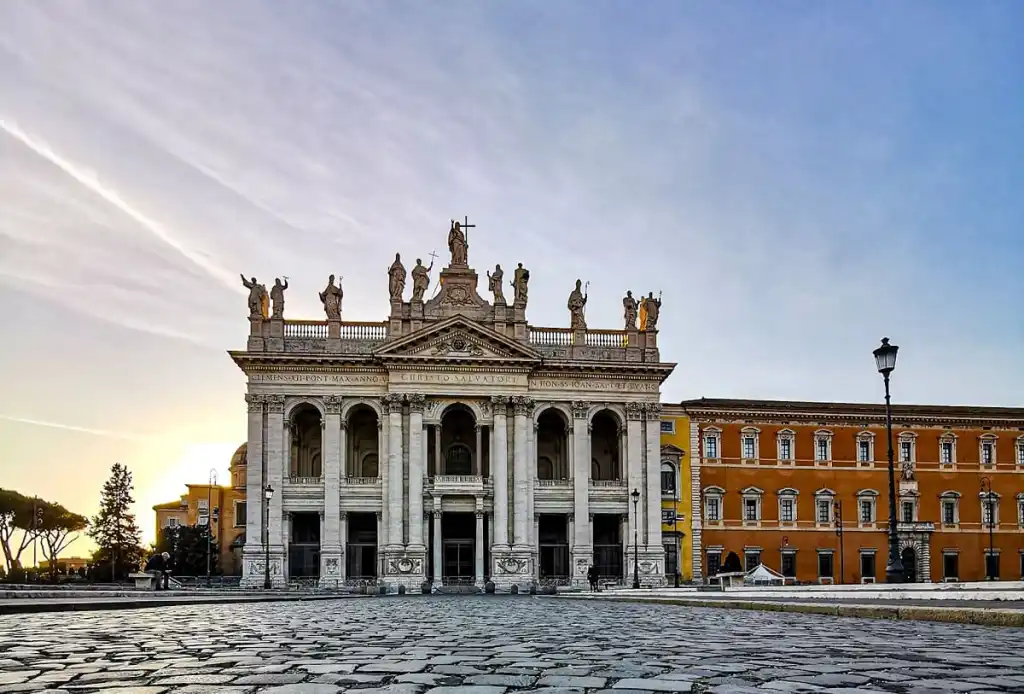 Un po' di storia: perché San Giovanni in Laterano è la reale Santa Sede.